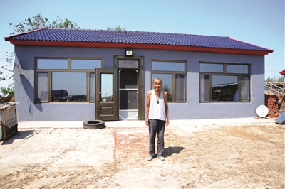 2018年5月房屋改造后李有福老人站在大瓦房前留个影心里敞亮.